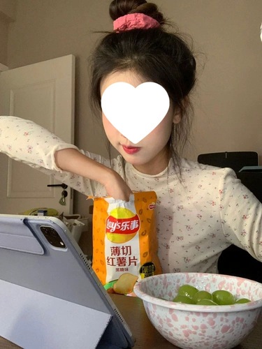 DeRong Ruffled Half-High Neck Base Shirt for Women: Chic Floral Design, Slim-Fit Inner Layer Top in American Style—Perfect for a Spicy Yet Charming Look