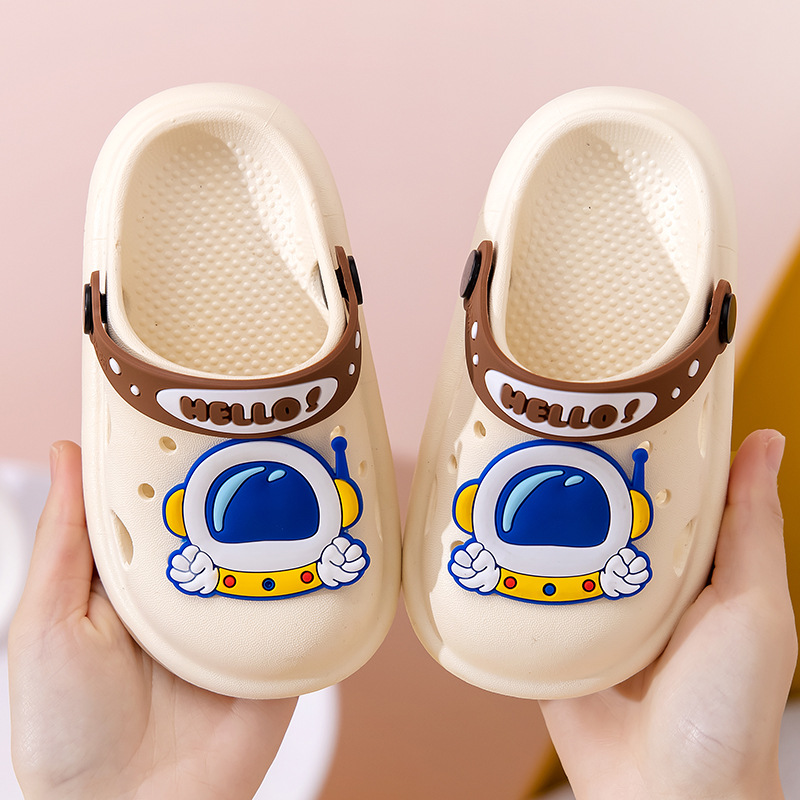 Nuevos zapatos de agujero para niños de verano para niños y niñas de dibujos animados antideslizante inferior suave infantil para niños sandalias de playa con punta cerrada