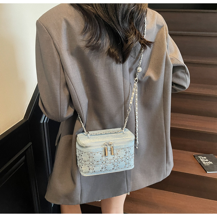 The diamond-shaped chain crossbody bag for women in the summer of 2025 features a fashionable and niche design. This year, the box bucket bag is in vogue undefined