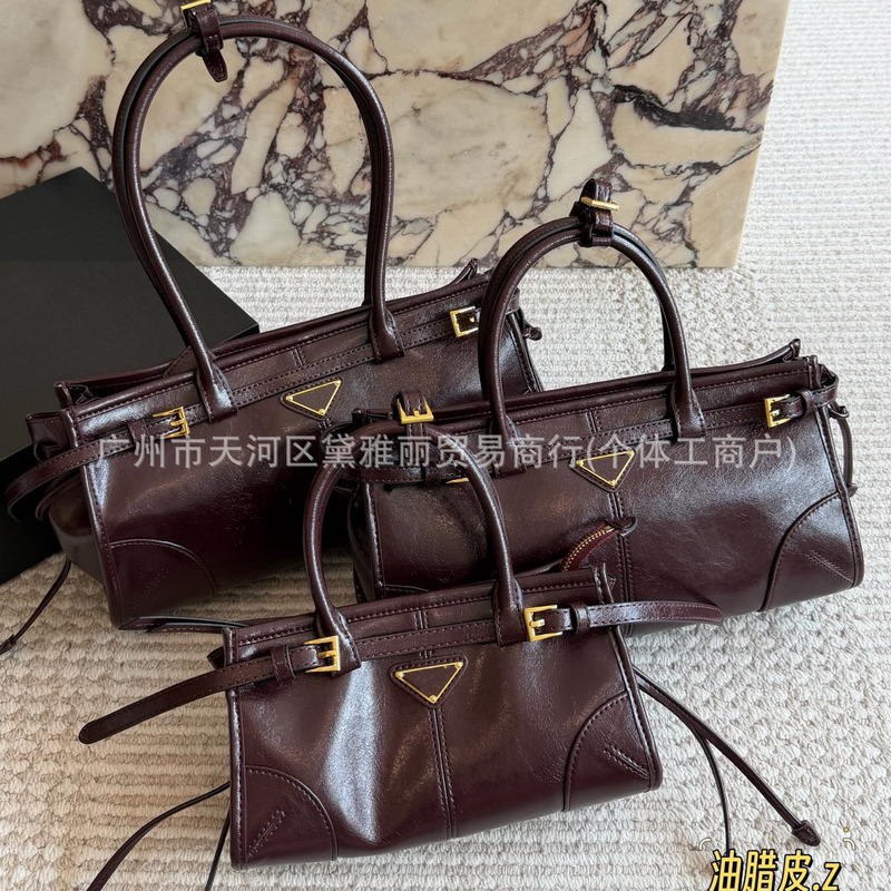 P brand's new oil wax cowhide handbag is a stylish, vintage, high-end long-handle shoulder and crossbody bag for women