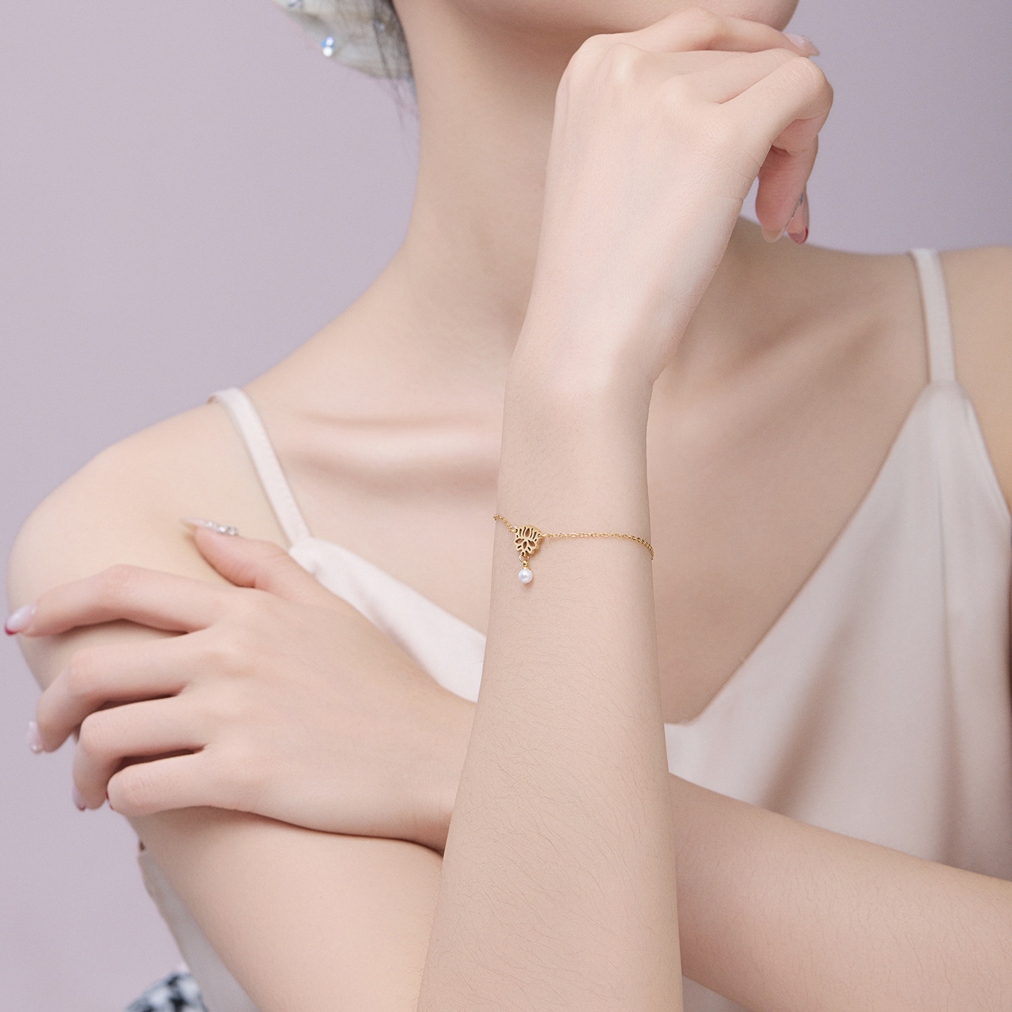 Xuping estilo de acero inoxidable 24k color simple imitación de perlas pulsera de lótus nicho lujoso ligero temperamento joyas de mano para mujeres