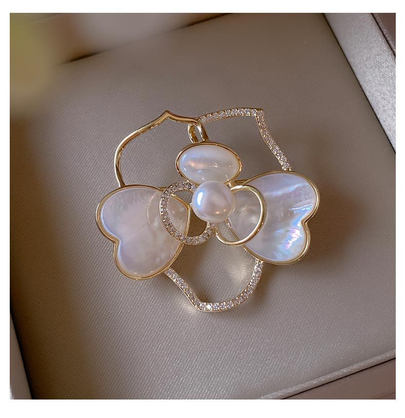 Elemento di design, design scavato a conchiglia bianca, spilla a fiori, temperamento esclusivo, perla d'acqua dolce, nicchia, nuovo corpetto alla moda_voghion.com