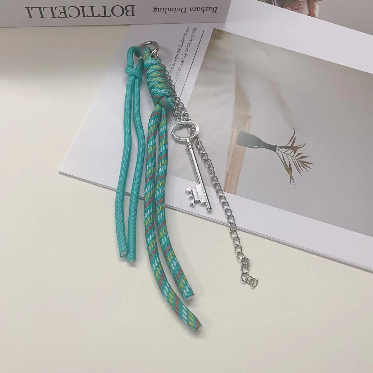 호수 녹색 밧줄과 열쇠