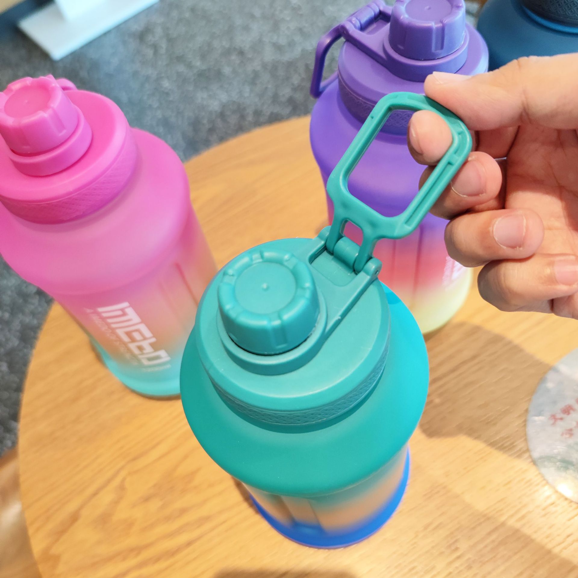 Gradiente de color esmerilado deportes botella de agua con mango botella de bebida directa de gran capacidad transfronteriza de comercio electrónico taza de agua de plástico al por mayor