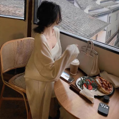 中長タイプの日焼け止めニットのカーディガンの薄い女性のストラップとスカートの外にエアコンのブラウスの夏のストールのコートがあります。