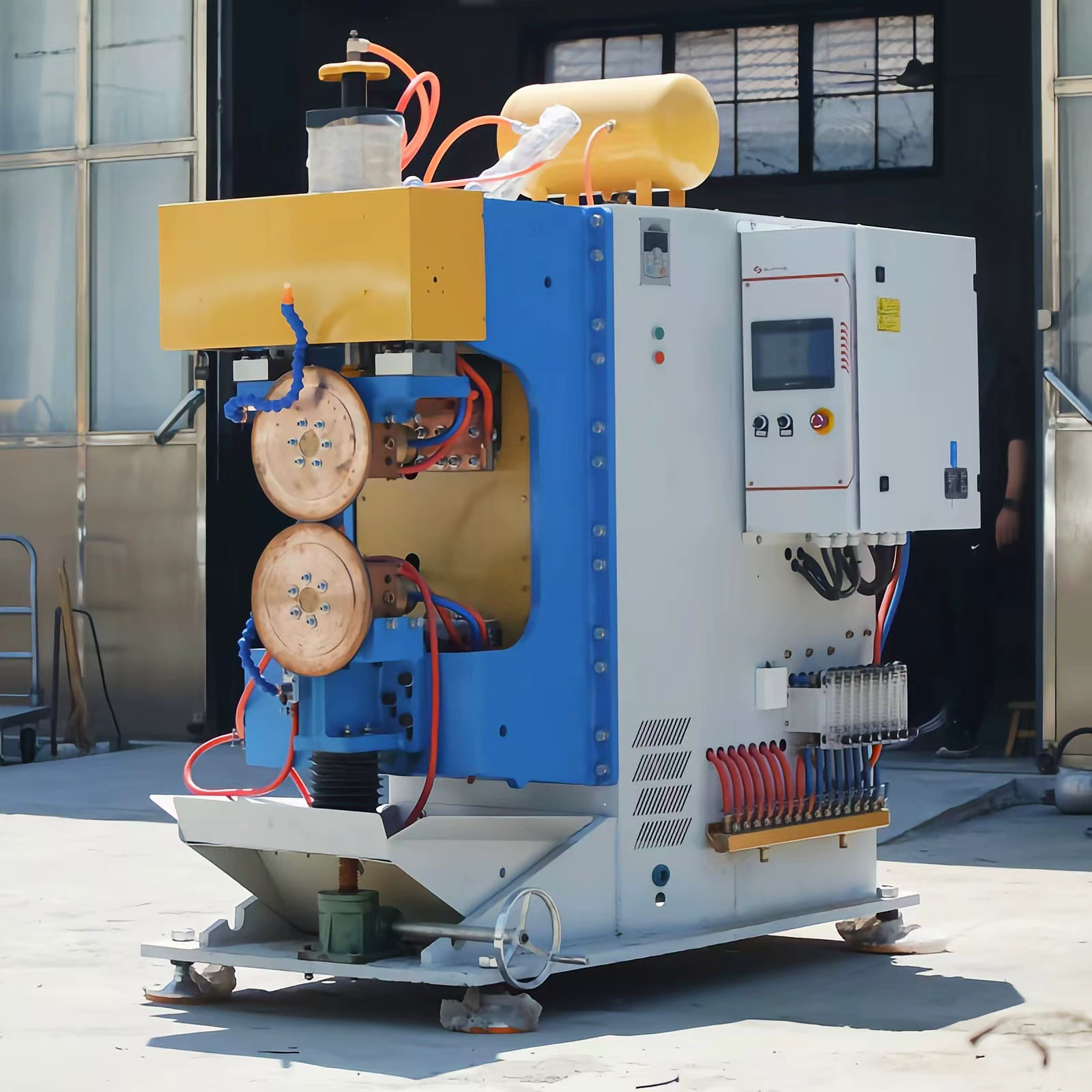 Производитель производит, изготавливает и продает автоматический сварочный аппарат средней частоты с переменной частотой, сварочный аппарат для прокатки, сварочный аппарат для швов серебряной плитки с двойным приводом и одним приводом.