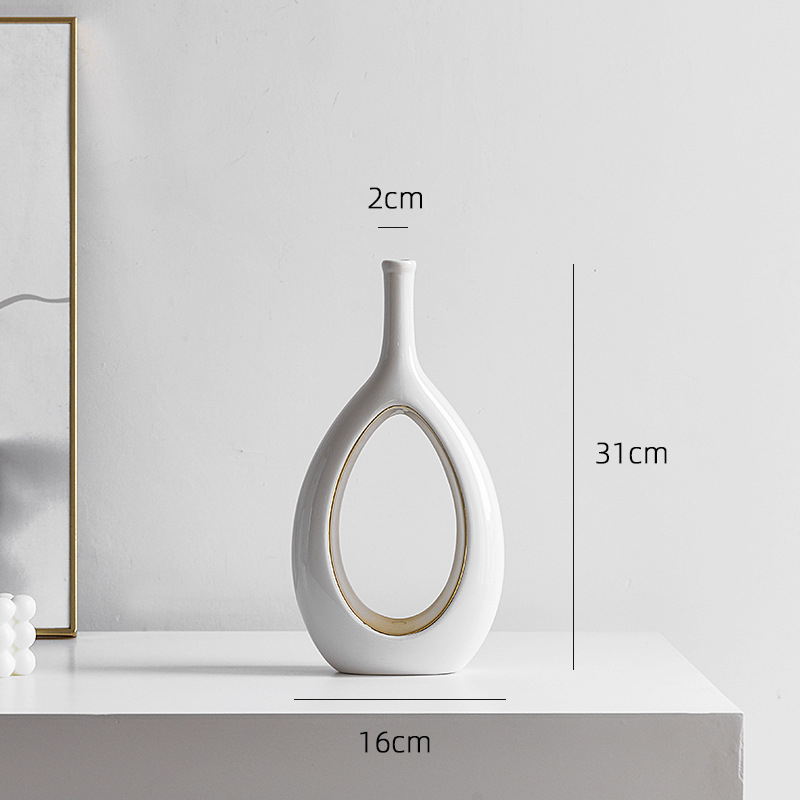 내부가 금색이고 외부가 흰색인 키가 큰 꽃병