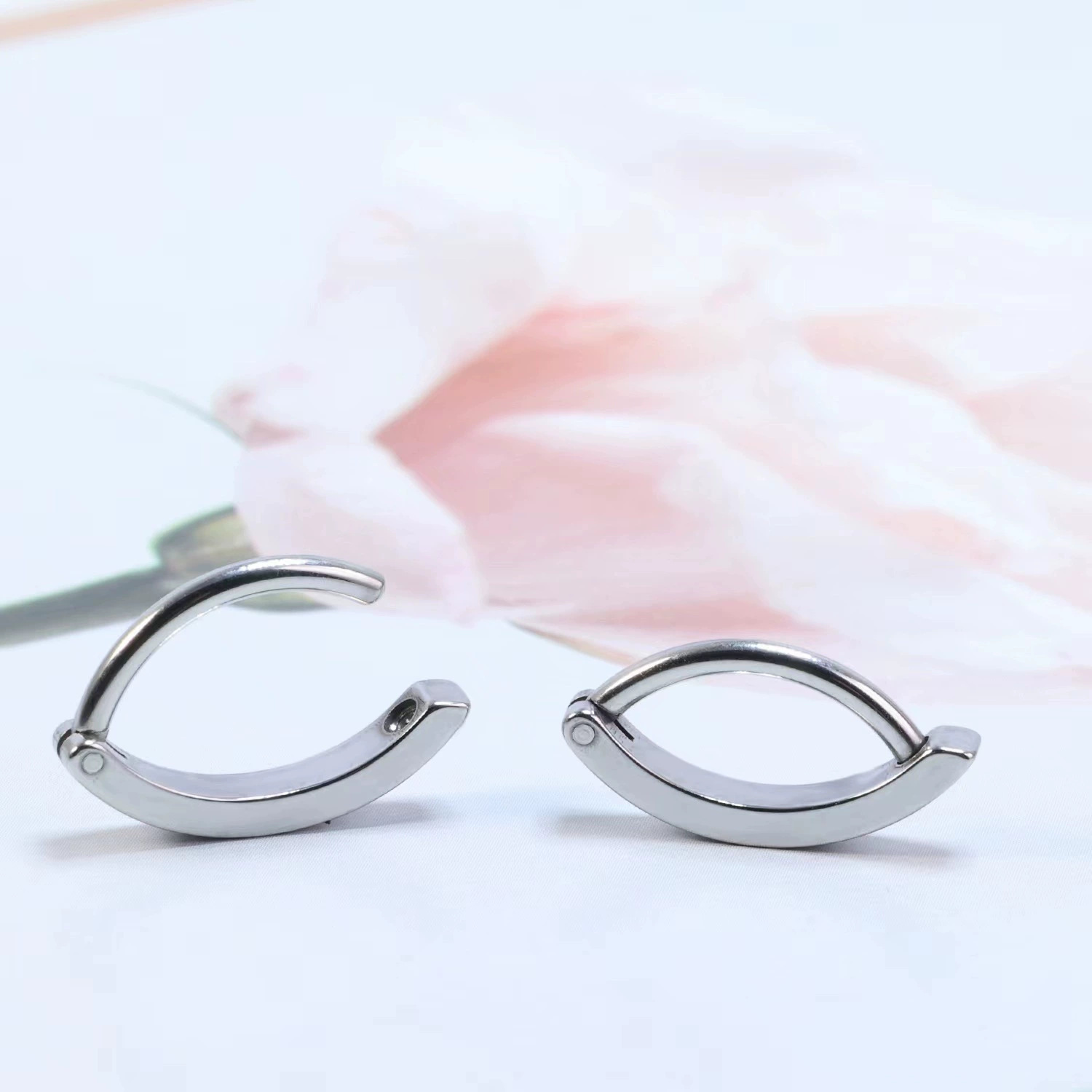 Wholesale Cross-Border E-commerce Best-Selling Smooth Minimalist Personalized Twisted Diamond-Studded_voghion.com