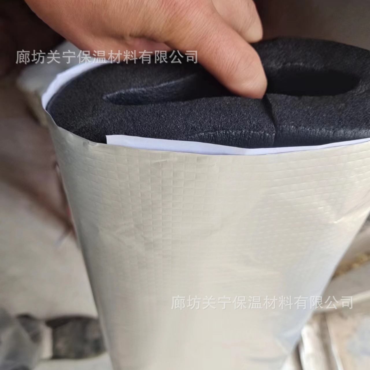 대형 직경 고무 플라스틱 개방 자체 접착 절연 파이프 두꺼운 부동액 자외선 차단제 노화 방지 소방 파이프 절연 재료