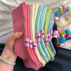 靴下の女性の秋冬の中筒の靴下の日本のシンプルなピンクのラベルの太い線のニットのinsの潮の小さい大衆の百合の積み重ねの靴下