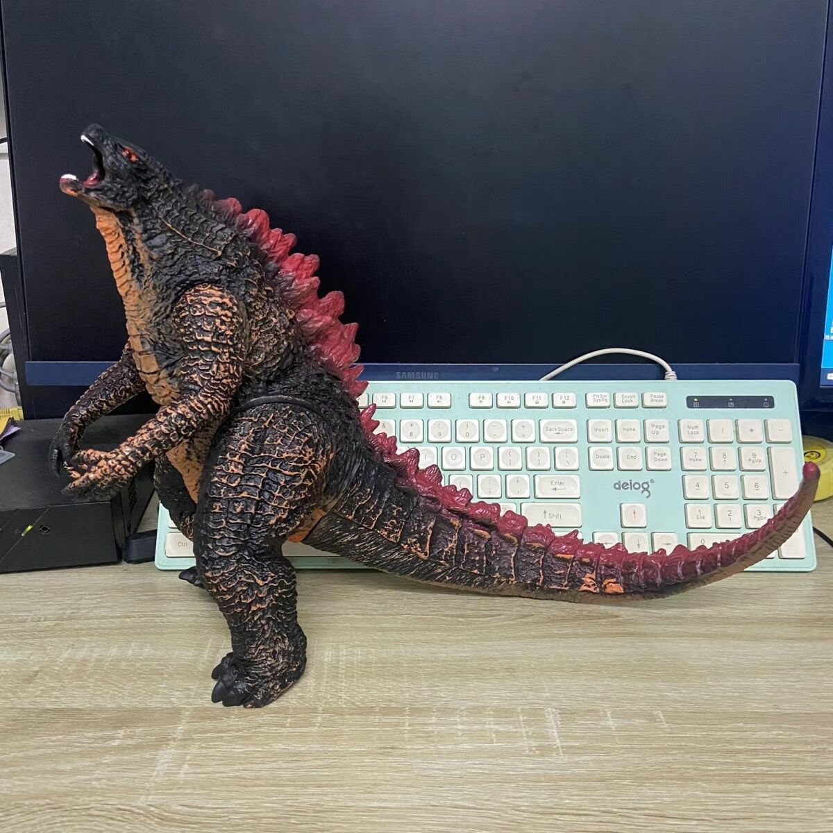 大型モンスタービニールソフトラバーウルトラマンモンスターおもちゃ男の子子供のおもちゃ夜市景勝地露店モンスター