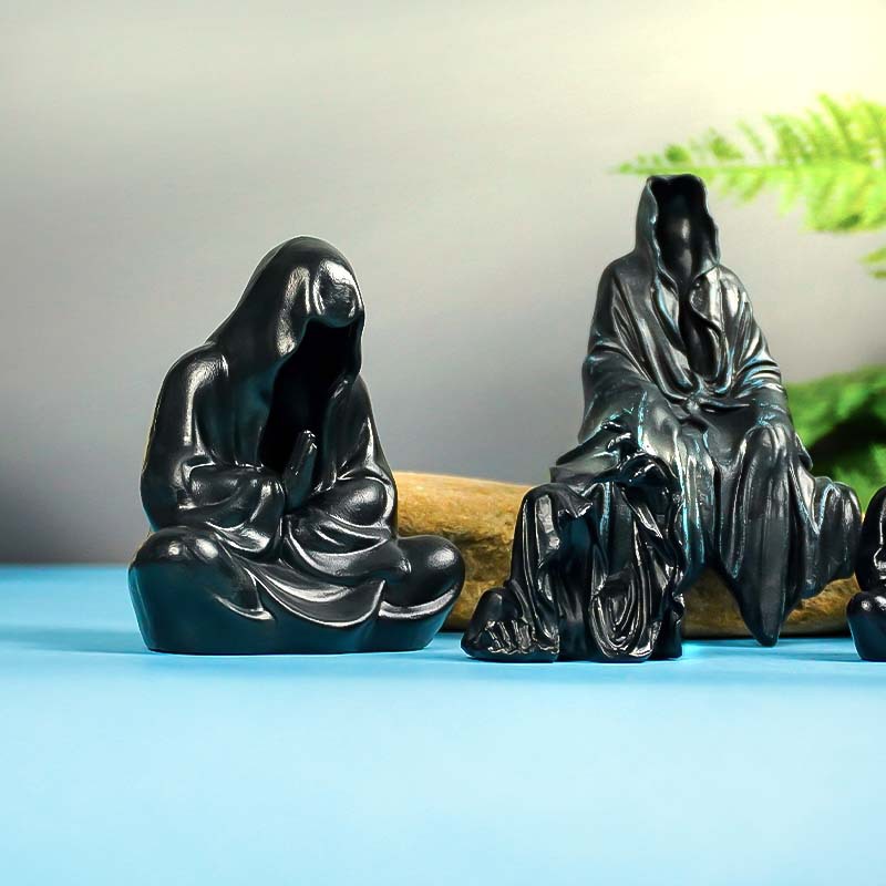 Recomendación de nuevo producto Decoración de jardín gótico Artesanía de resina Venta al por mayor transfronteriza de ropa negra El maestro secreto de la túnica negra