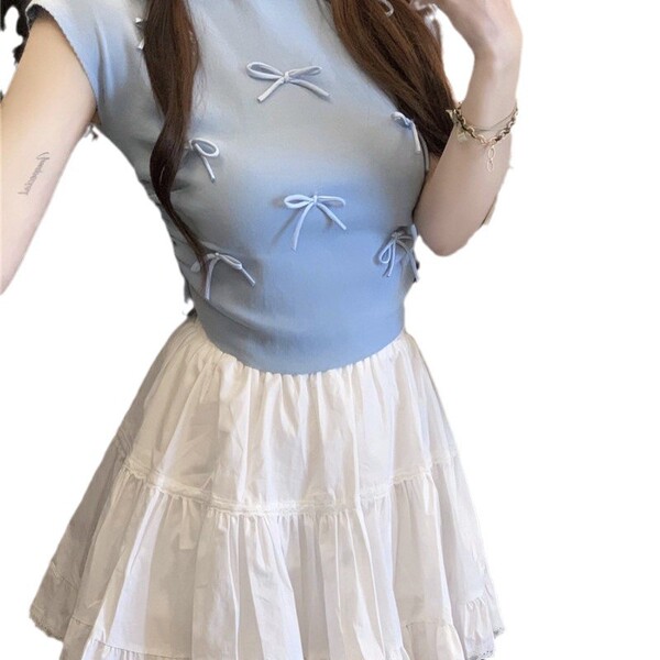 Knitted cute thin sweater with bow