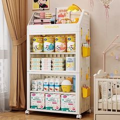 移動可能な本棚が床に落ちた多層の物置棚は、壁に寄りかかって本を折りたたみ、子供の絵本棚を収納することができます。