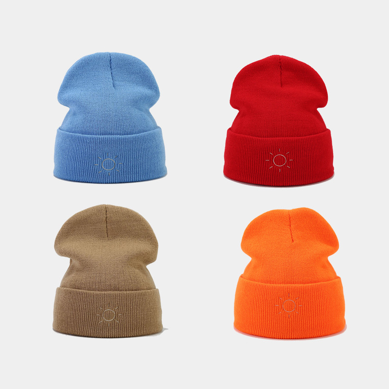 El otoño y el invierno nuevo sol simple bordado moda rizador pelo sombrero hombres y mujeres personalidad de la calle simple lana sombrero de punto