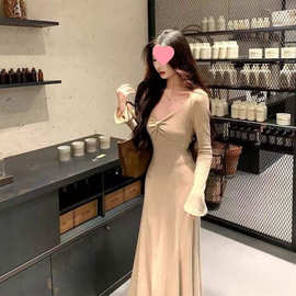 黑色扭结长袖连衣裙女早秋冬季流行风格巨好看大衣内搭包臀长裙子