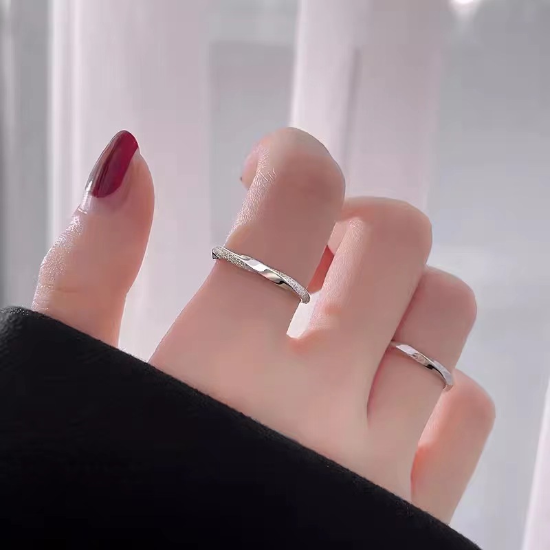 여성을 위한 서리로 덥은 무한 사랑 반지, 다재다능하고 가벼운 럭셔리 틈새 디자인, 패셔너블하고 단순하며 개인화 된 MOBIUS 반지