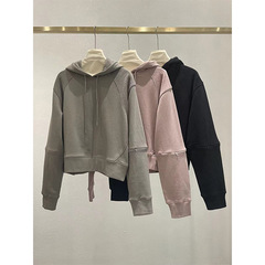 23初秋の新商品の穴が開いた袖口のファスナーの3色の帽子の頭の長袖の短い服の女性
