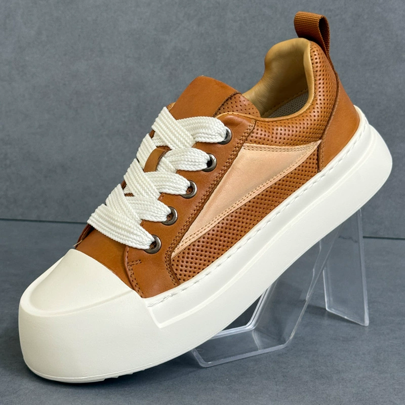 Кроссовки на толстой подошве, лето 2025, новый стиль, дышащая мужская обувь из натуральной кожи с перфорацией, модная универсальная модная повседневная обувь, увеличивающая рост, для мужчин