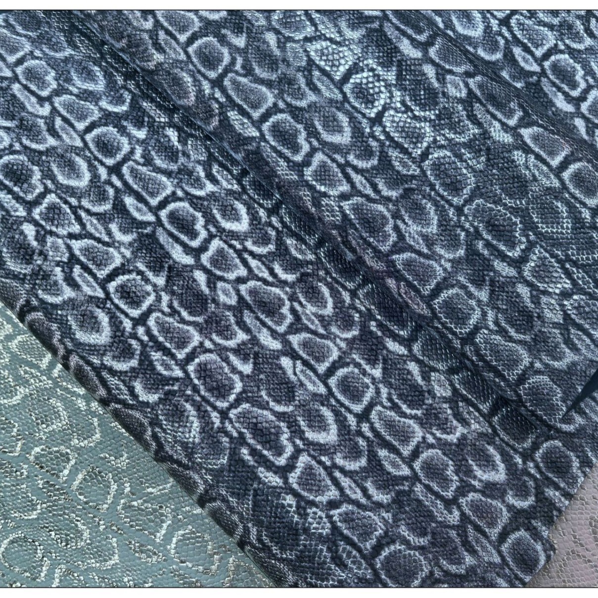 New Offline Hot-Selling Pu Leather Snake-Pattern Artificial Fabric Eu Environmentally Friendly Ready-Stock Wholesale Leather for Bags and Shoes