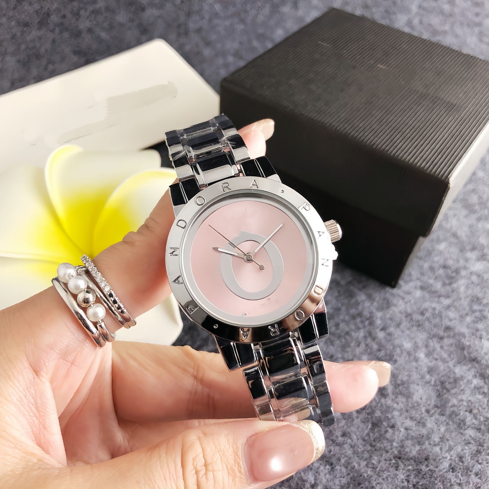 Light Luxury Silver Business Fashion Women's Watch Pink Dial Personalized Steel Band Design Women's Quartz Watch Exquisite Women's Model