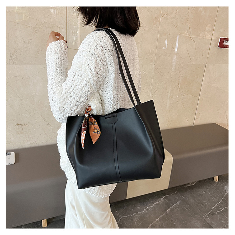 Women's Large All Seasons Pu Leather Solid Color Fashion Square Magnetic Buckle Tote Bag display picture 3