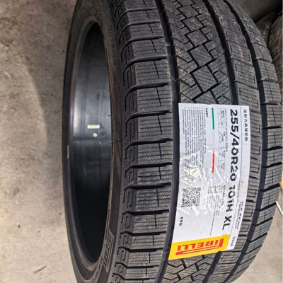 Vehicle tire 255/40R20 101H