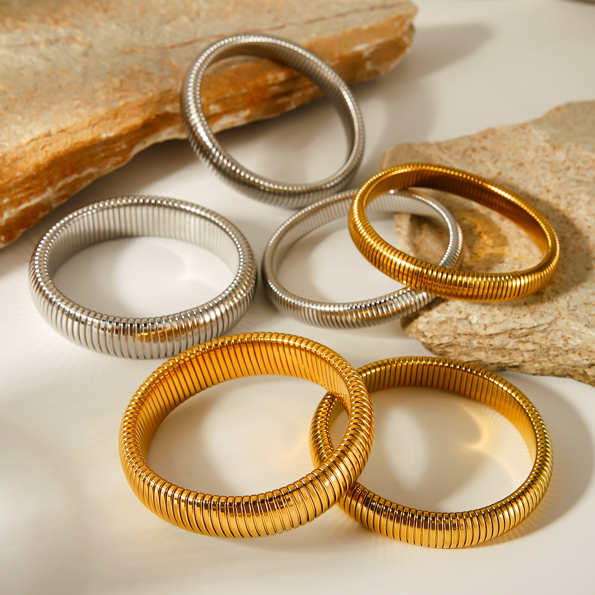 Explosiones transfronterizas de alta sensibilidad temperamental de acero de titanio de una sola capa elástica pulsera de cadena de serpiente rojo en línea el mismo brazalete elástico amplio