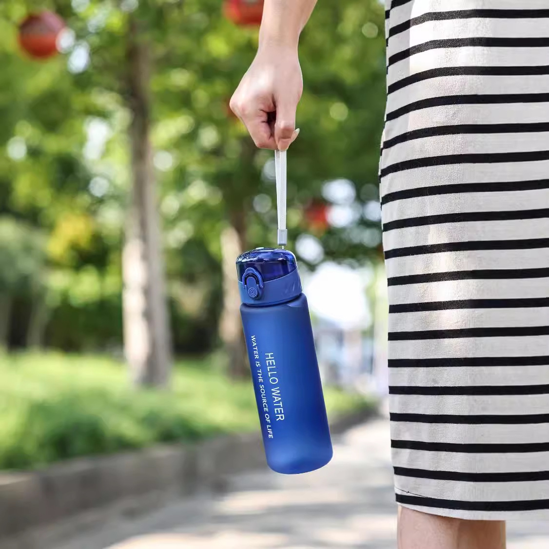simple y portátil al aire libre con una taza de agua de cuerda, taza de agua de beber directa, taza de paja de alumno transparente