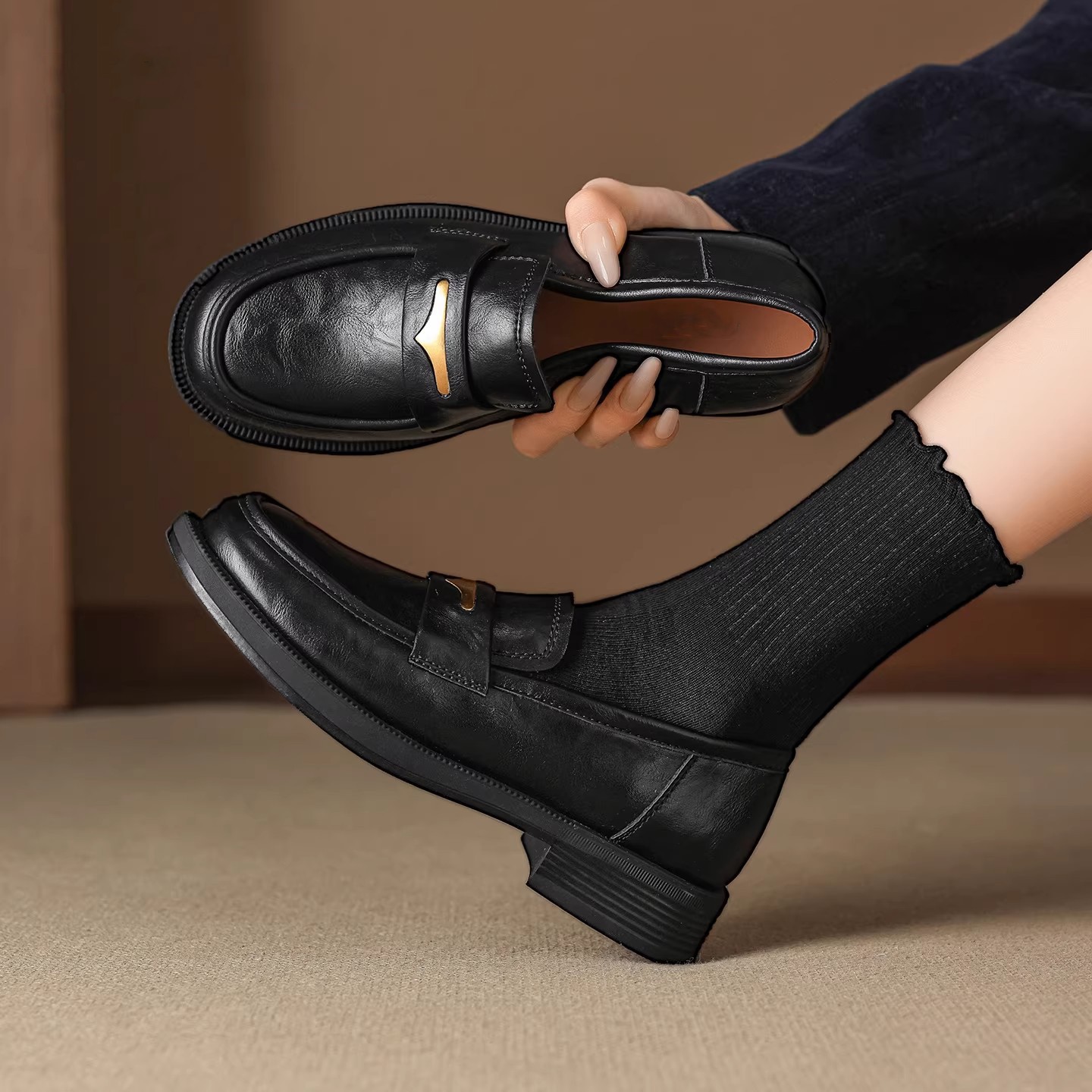 2026 nuevo estilo primavera y otoño inglés zapatos de cuero negro tacones gruesos y suaves.