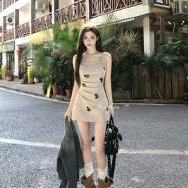 画解WAHJU 极光之舞 早春复古刺绣印花气质掐腰显瘦吊带连衣裙女