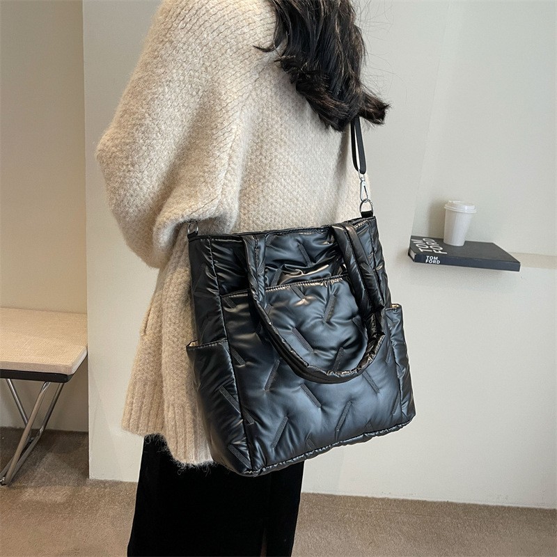 Gran capacidad abajo bolsa para mujeres 2024 nueva bolsa de hombro casual simple versátil bolsa de viaje bolsa de mensajero portátil