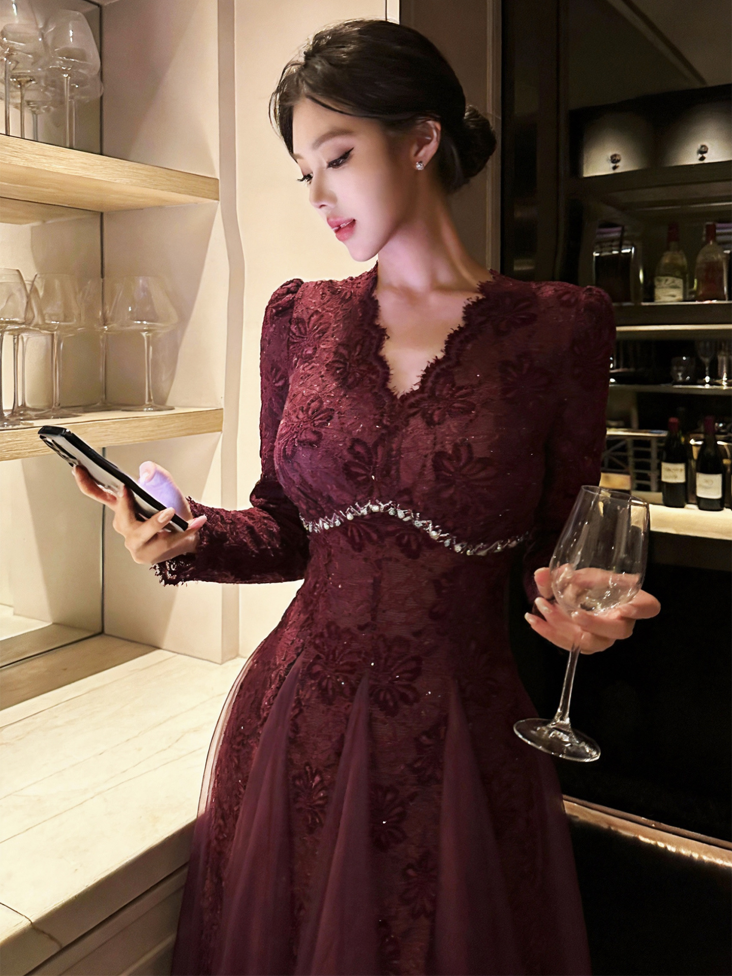 Đầm ren cổ V phong cách Pháp eo thắt tay loe vải lưới — đen