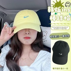 王嘉爾は同じ黄色の反フックで野球帽を刺繍します。