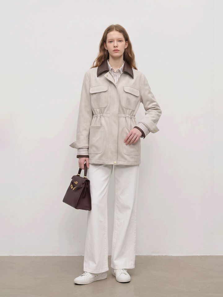 Áo khoác nữ dáng ngắn phong cách workwear, chất liệu giả da lộn, cổ bẻ, khóa kéo, phối ghép — màu be
