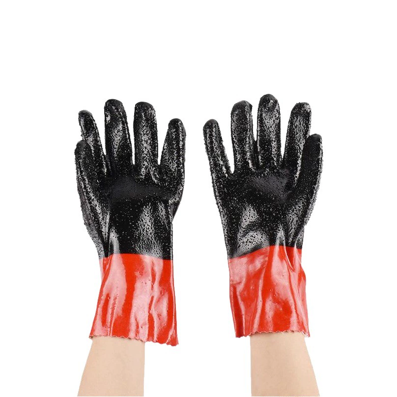 Поставка 30-сантиметровых двухцветных (красно-черных) гранулированных водонепроницаемых и нескользящих перчаток для защиты рук из полностью пластикового ПВХ с открытыми пальцами.