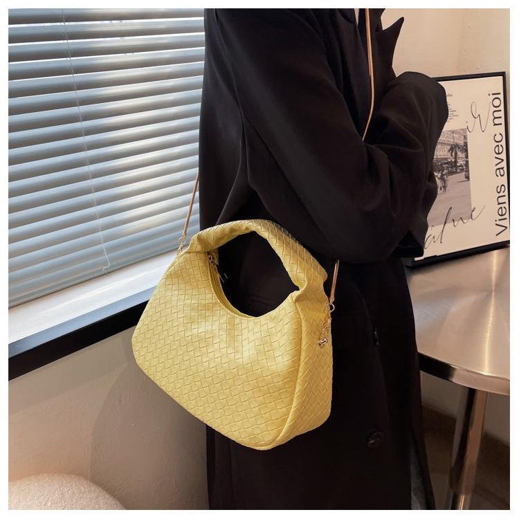 Simple Woven Casual New Shoulder Texture Messenger Bag28*17*11.5cm display picture 2