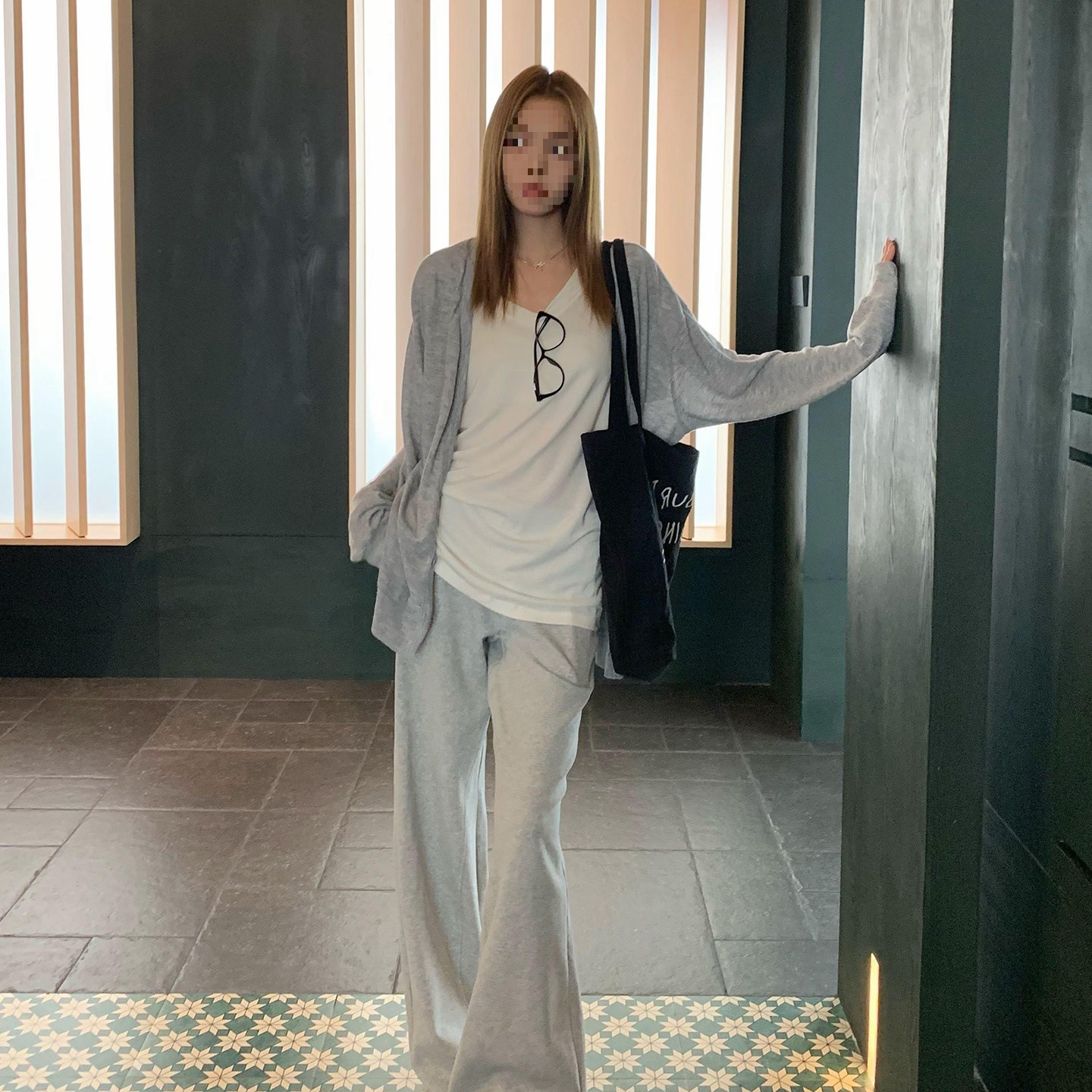 宋正恩浅灰色微喇休闲裤女秋季新款低腰显瘦垂感百搭松弛慵懒裤子