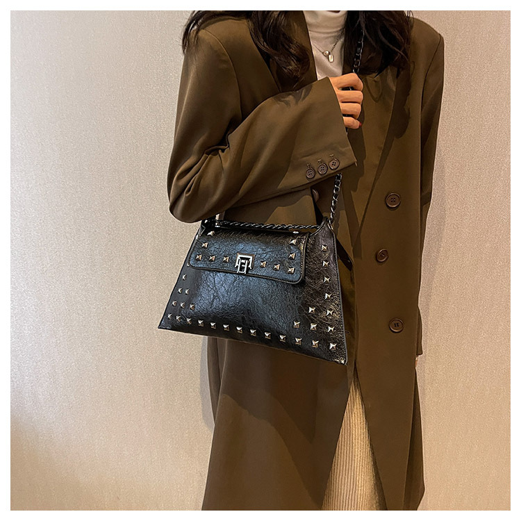 Women's Pu Leather Solid Color Streetwear Rivet Square Lock Clasp Shoulder Bag display picture 4