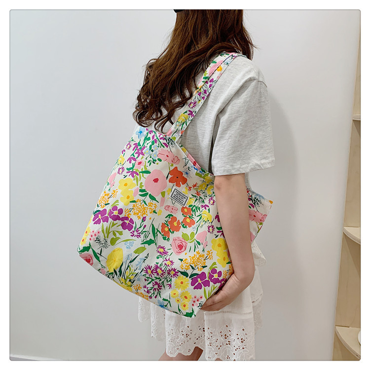 The large-capacity single-shoulder bag for student commuting is a bestseller in early spring. The Korean-style fresh and simple floral fabric bag is a versatile tote bag undefined