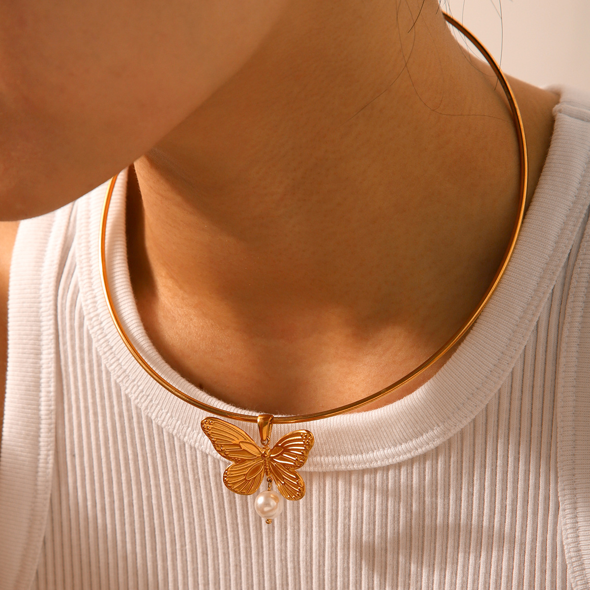 Amazon venta caliente mariposa de acero inoxidable colgante collar de perlas nicho femenino delicado simplista joyas de collar collar