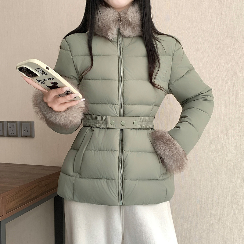 2026 Winter Korean Style Short Cotton Coat for Women with Belt, Waist-Cinching, Slimming Effect, Large Fur Collar, Faux Fox Fur Cuffs, and Fur-Trimmed Jacket 2026 Winter Korean Style Short Cotton Coat for Women with Belt, Waist-Cinching, Slimming Effect, Large Fur Collar, Faux Fox Fur Cuffs, and Fur-Trimmed Jacket