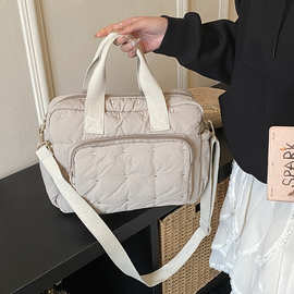 时尚单肩妈咪包2026新款高级感轻便纯色母婴包大容量防水外出挂包