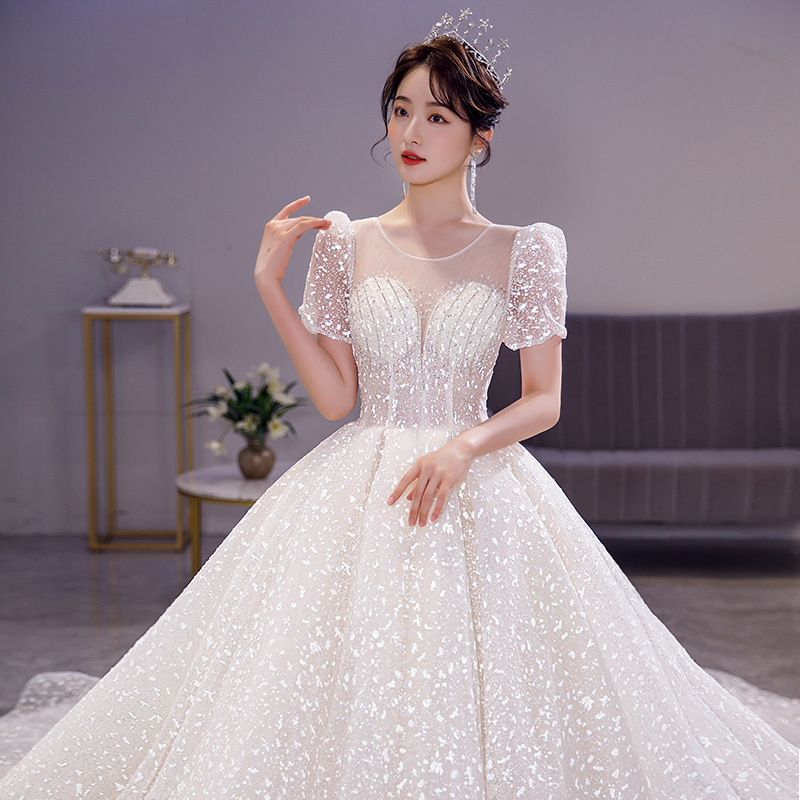 Vestido de novia con diseño de cielo estrellado, nuevo estilo otoño-invierno 2026, sencillo y elegante con cola larga, corte ajustado estilo Hepburn, disponible en tiendas físicas.