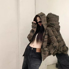 アメリカの復古風迷彩フード付きの女性2024秋のカジュアルな組み合わせは、痩せた雰囲気のジッパーコートの上着を見せている