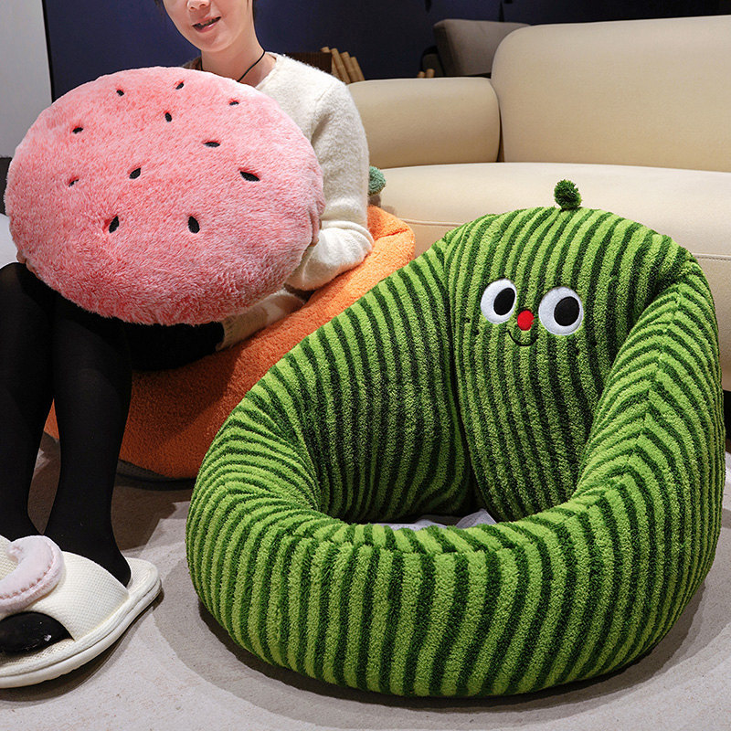 Caricatura encantadora cojín de sofá perezoso sofá de oficina medio rodeado cintura suave en un cojín de futón