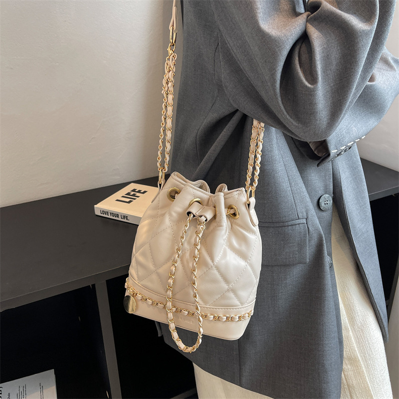 Versión coreana del pequeño bolso de cubo de viento de fragancia 2025 nuevo bolso de cadena de mujer bolso de hombro bordado de rombo bolso de mensajero de color de contraste retro