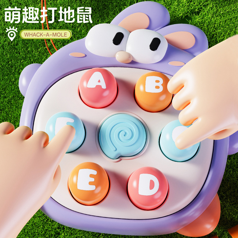打地鼠子供がおもちゃを叩いています。男の子と子供の赤ちゃんは知能が早くデスクトップゲームを教えています。|undefined