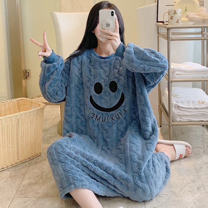 Otoño y invierno encantador cara sonriente vestido de pijama de peluche largo mujer calentamiento cuello redondo engordado suelto dulce ropa para el hogar estudiantil