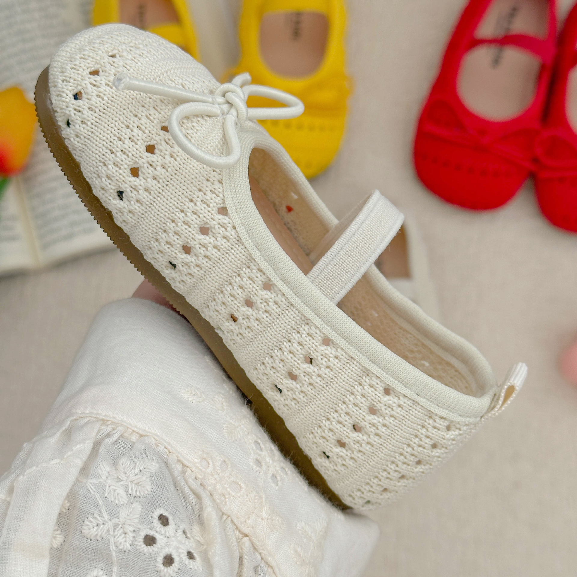 Bebé verano hueco zapatos transpirables para niños 2026 nuevo estilo de niña princesa sandálias de frijoles suaves